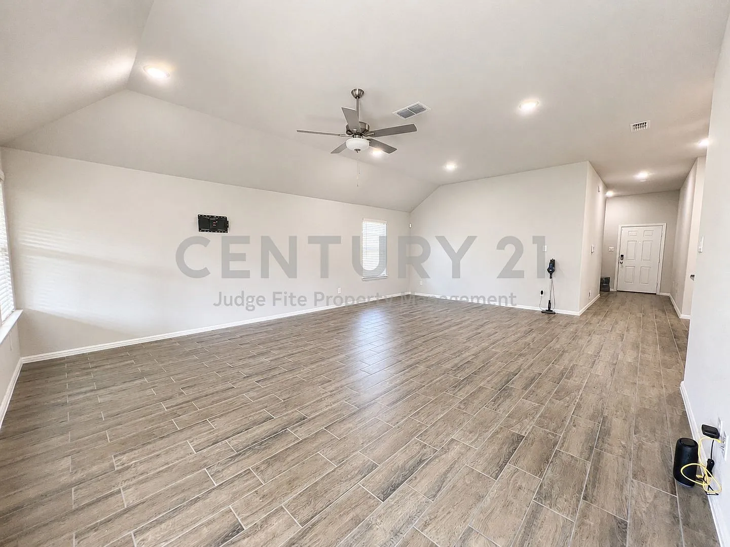 Gorgeous 3/2/2 in Denton Ready for Move-In! — Photo 2