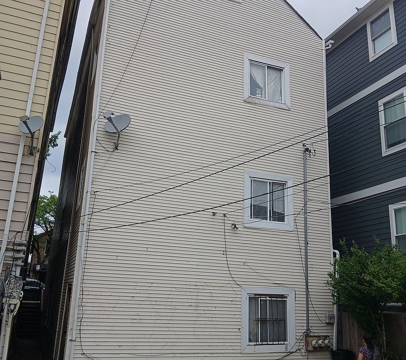 2nd image of 1905 W Cullerton St