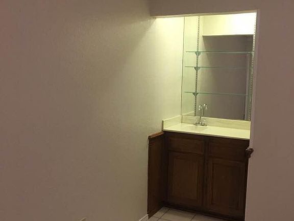 4th image of 315 Shady Valley Dr