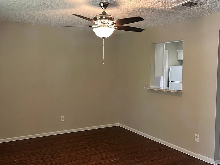 310 Castlewood Dr — Photo 2