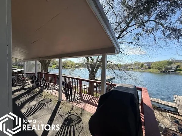 1035 Lakeshore Dr, Brooklyn, IA 52211