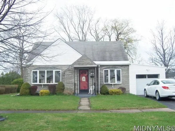 1210 Greenview Dr, Utica, NY 13501