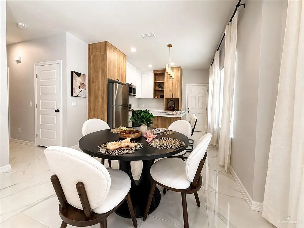 3 bed, 2.0 bath, 980 sqft, $1,600 — Photo 4