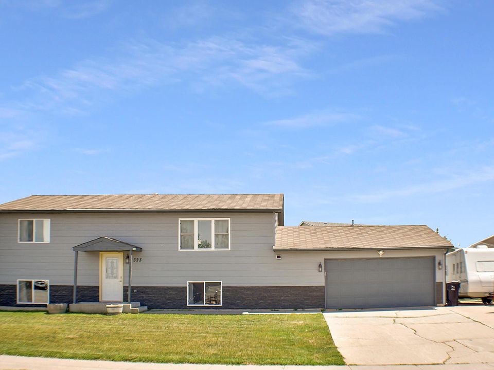 1st image of 323 Willow Creek Dr