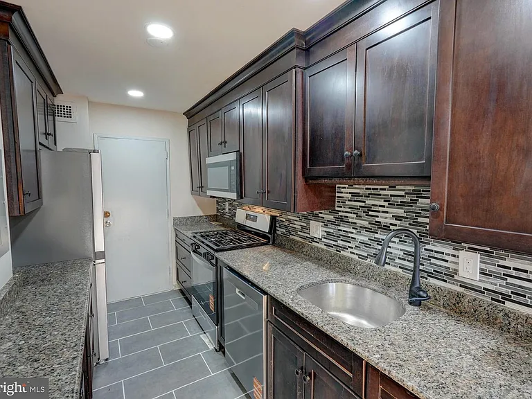 1900 Lyttonsville Rd #211 — Photo 12