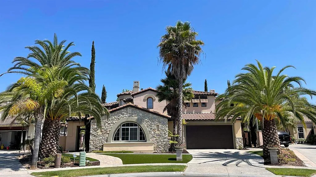 5 bed, 4057 sqft, $6,750 — Photo 1