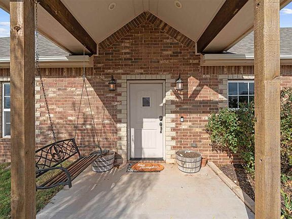 4th image of 10642 NE Marigold Ln