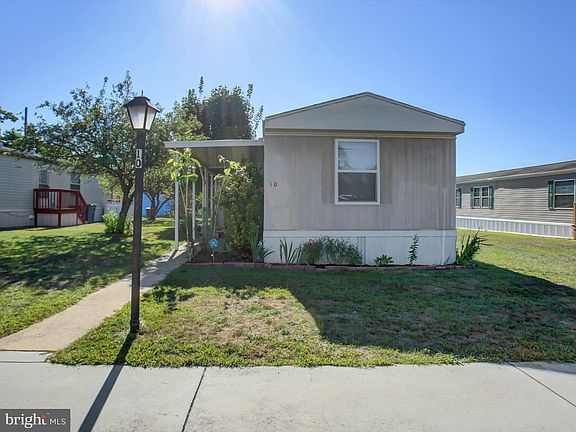 2nd image of 10 Coral Dr