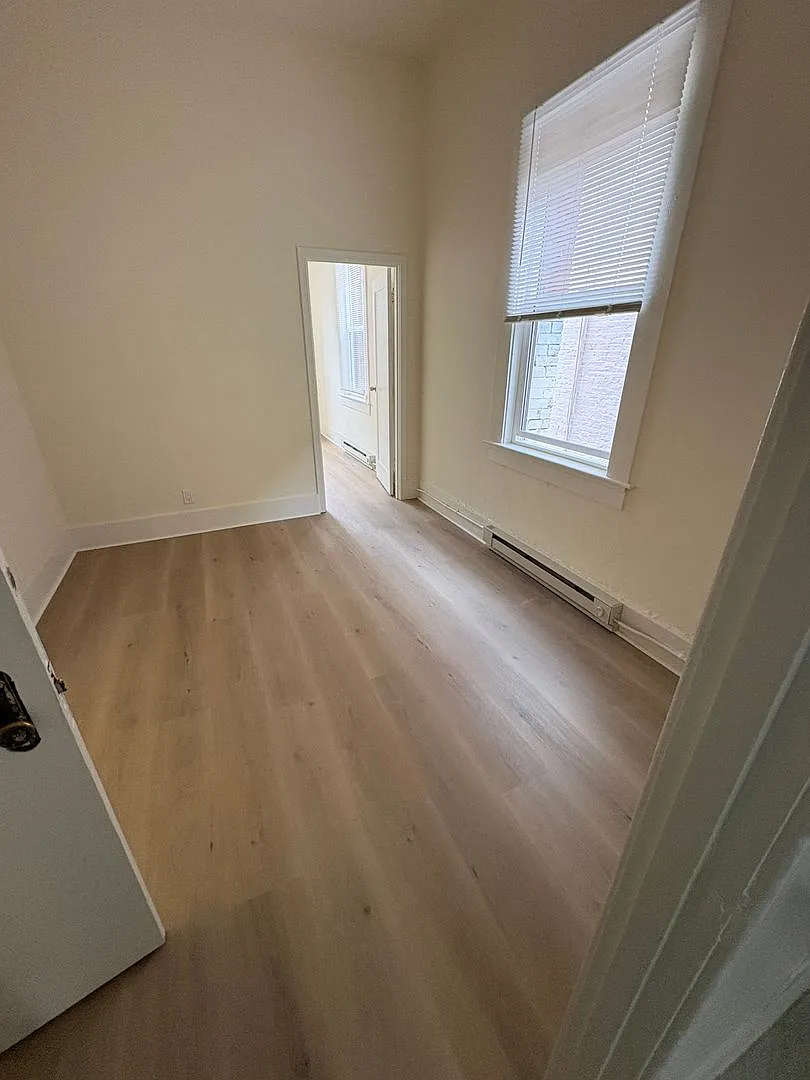 One Bedroom in Central Chinatown Location! — Photo 2