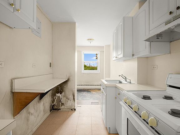 5th image of 175 Willoughby St APT 6J