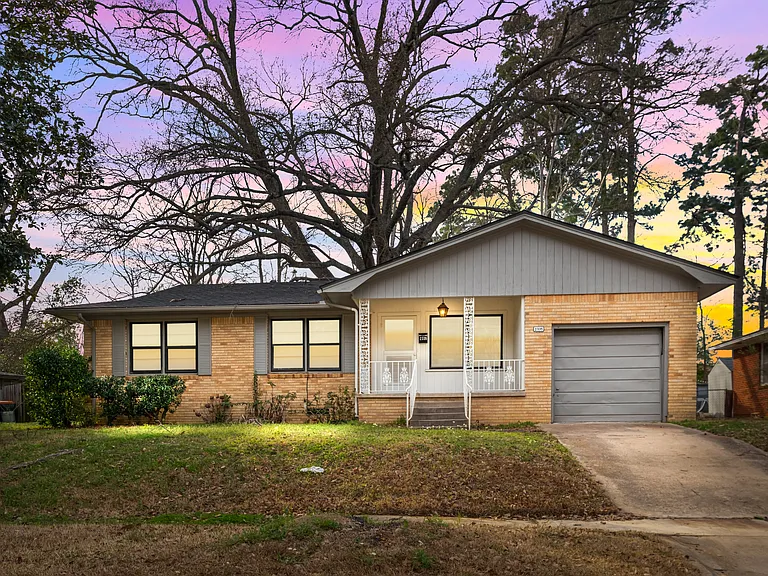 2335 Pleasant Dr — Photo 1
