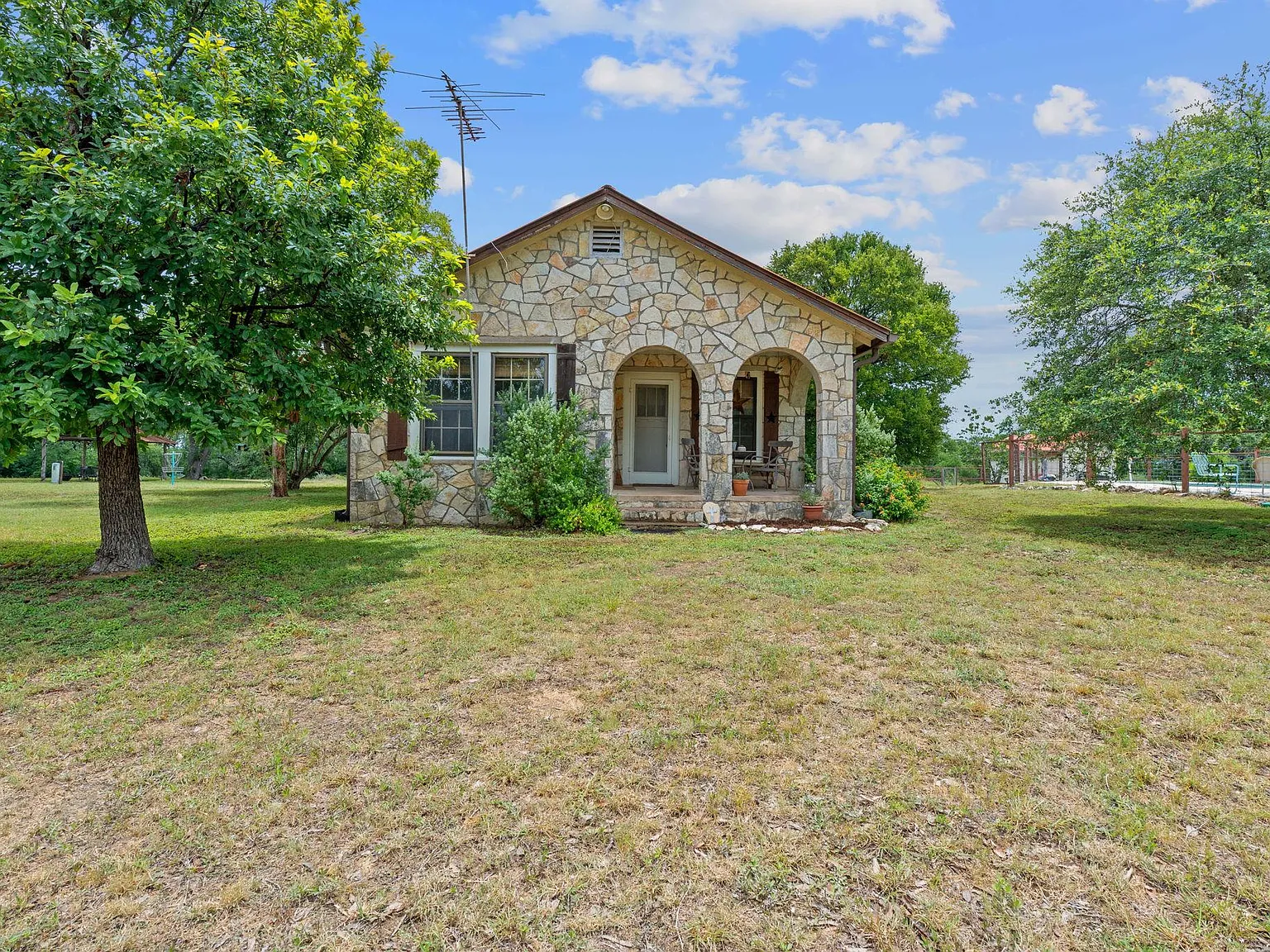 3 bed, 2.0 bath, 1200 sqft, $3,000 — Photo 2