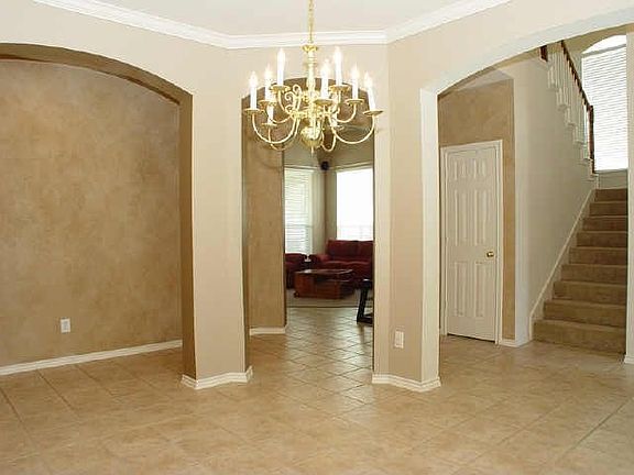 3rd image of 2413 Warwick Cir