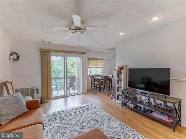 813 Meadowview Ln #813, Mont Clare, PA 19453