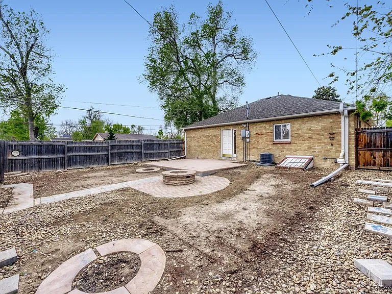 1600 Xanthia St — Photo 21