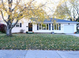 718 S Silverbrook Dr, West Bend, WI 53095