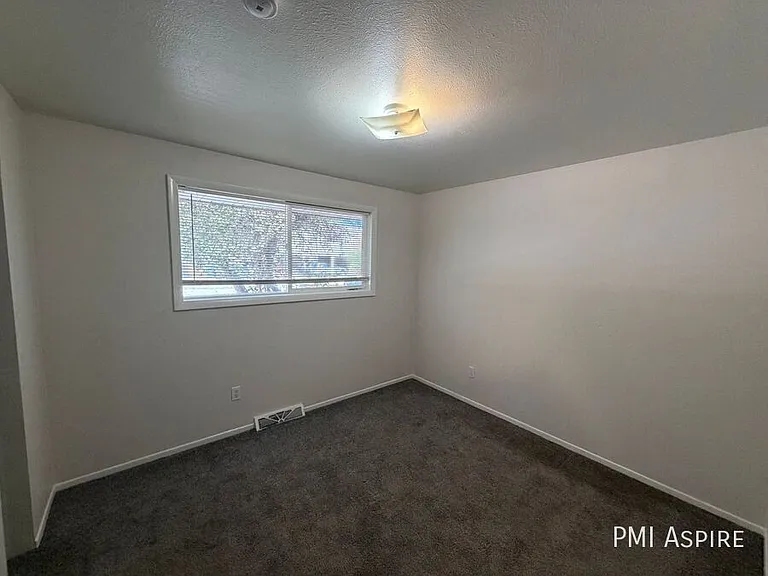 904 Tulip St — Photo 6