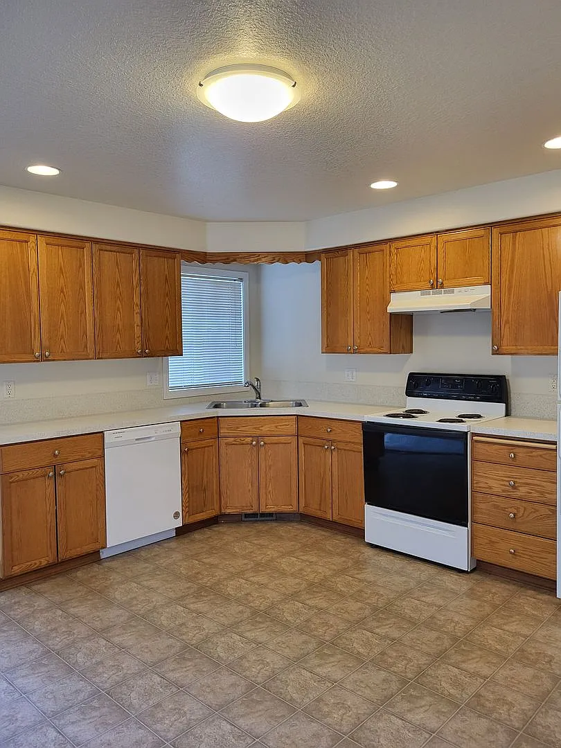 147-Michael Duplex — Photo 3