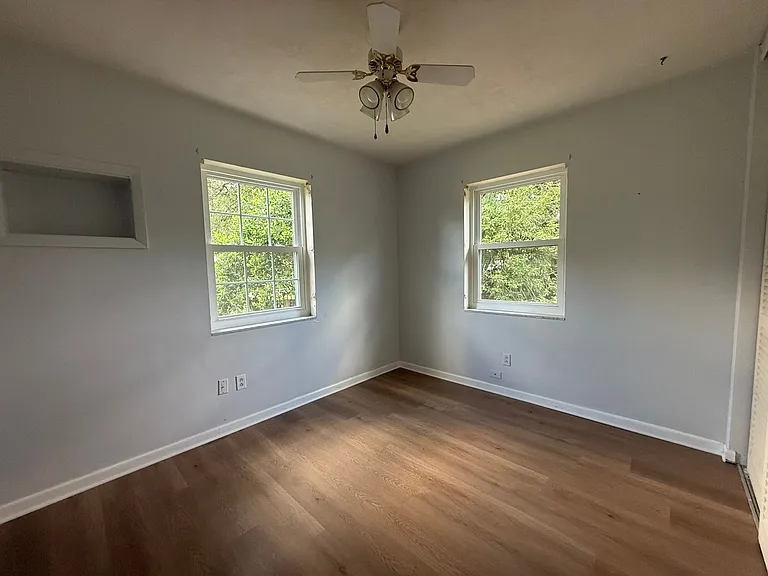 975 North Village Dr — Photo 16