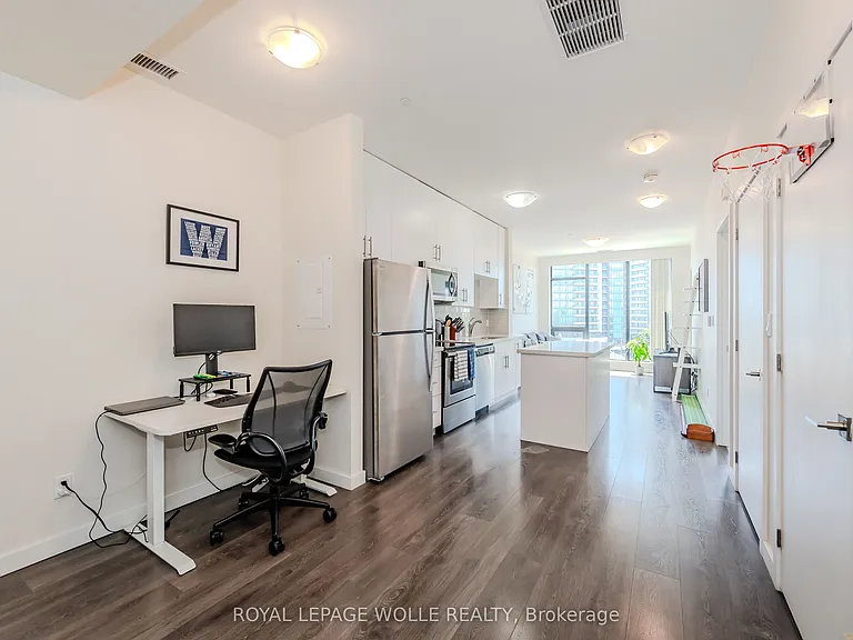 690 King St W #610 — Photo 3