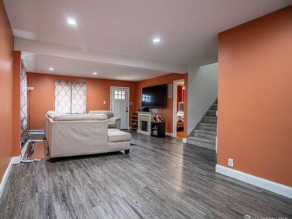 3rd image of 11 Tyndale Ave