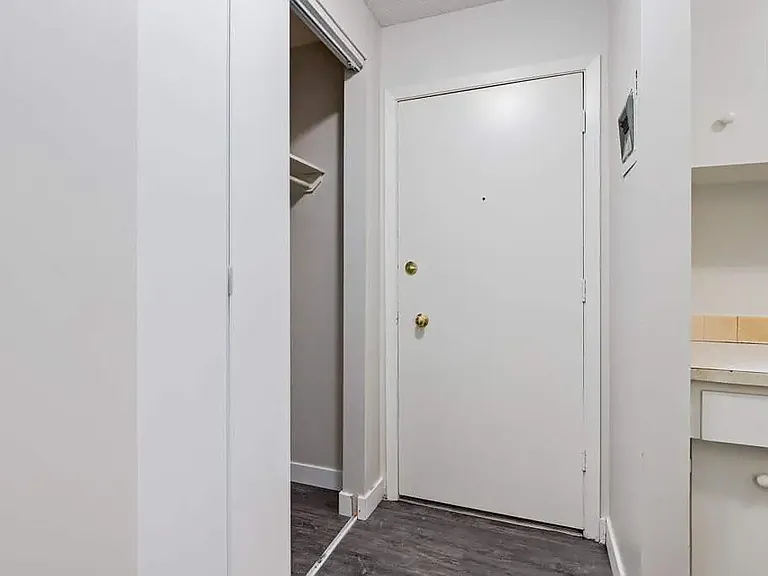 1411 Ashgrove Rd S — Photo 1