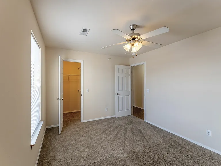 Sandstone Heights Apartments — Photo 33