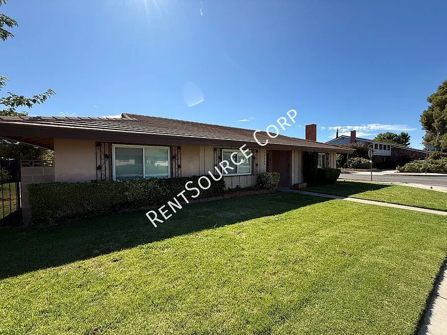 3 Bedrooms/2 Bathrooms Single Story Home for Rent in West Palmdale in Antelope Valley — Photo 2