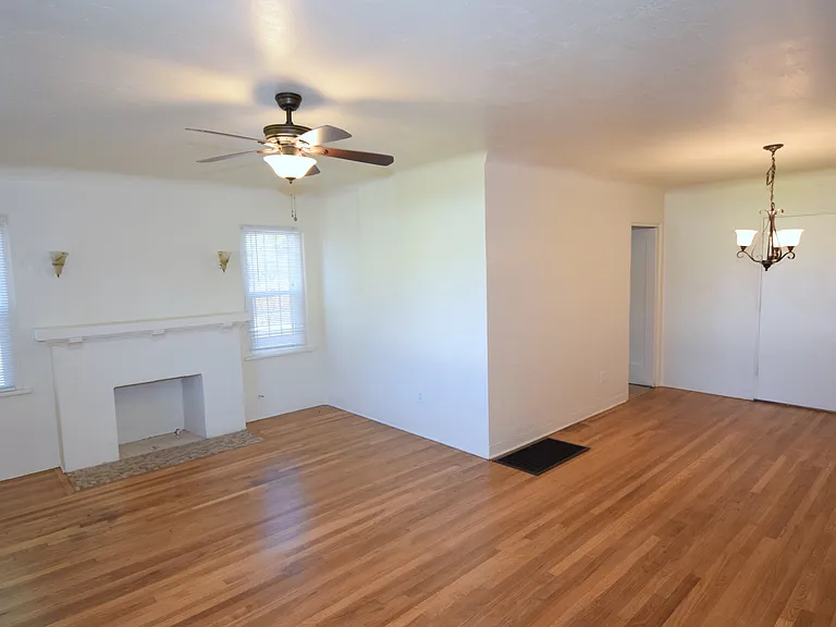 402 Girard Blvd SE — Photo 4