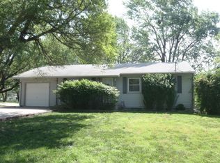 104 Westlake Dr, Carbondale, KS 66414