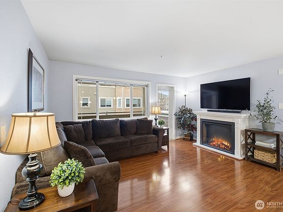 3rd image of 13511 97th Avenue E #202