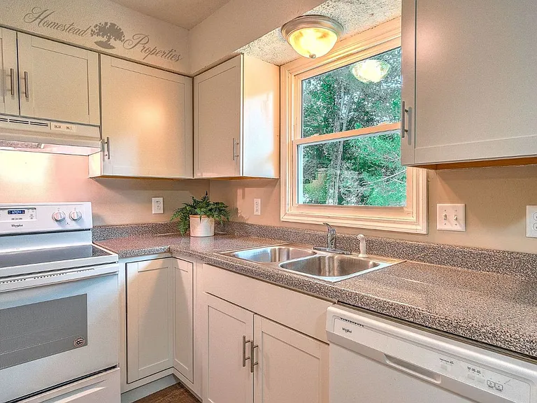 2202 Greenbriar Cir — Photo 6