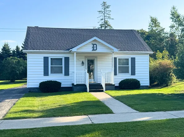 214 E Etherington St, Mackinaw City, MI 49701