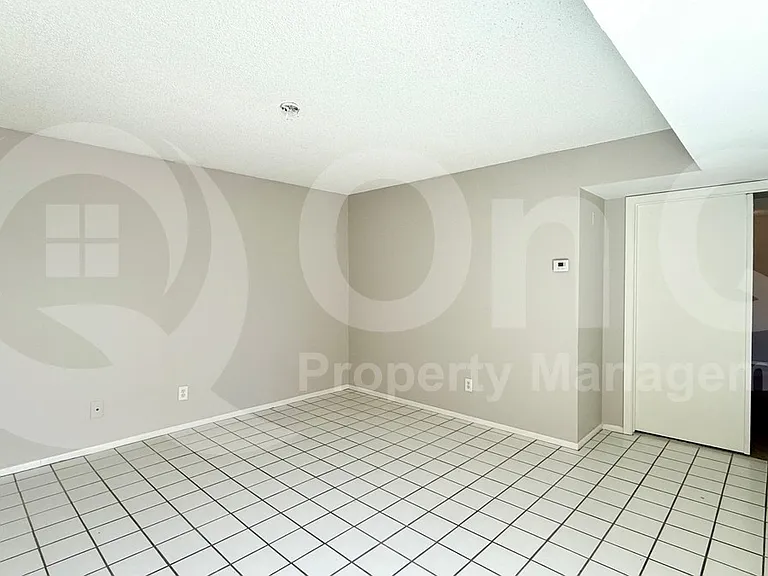 3132 W Harmont Dr — Photo 7