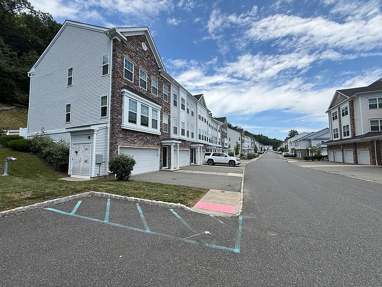 502 Parkview Ln — Photo 3