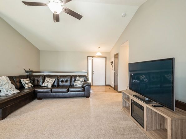 402/404 Root Dr, Blairstown, IA 52209