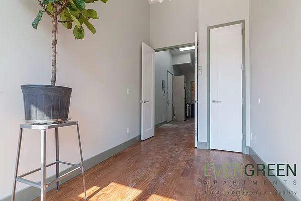 Rented by Evergreen Apartments BK | media 93