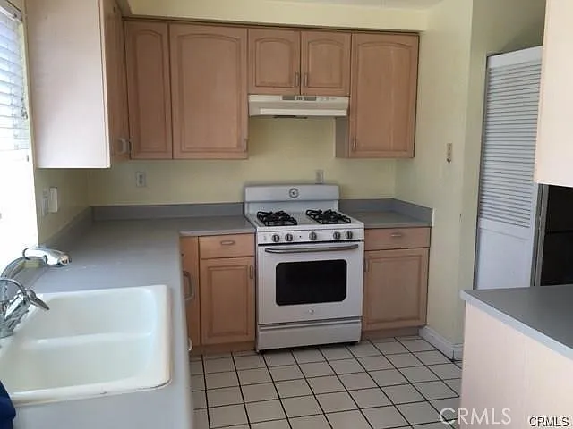 5085 Hampton Ct — Photo 3