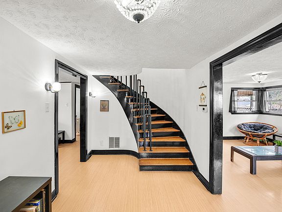 2nd image of 134 N Broadway Park