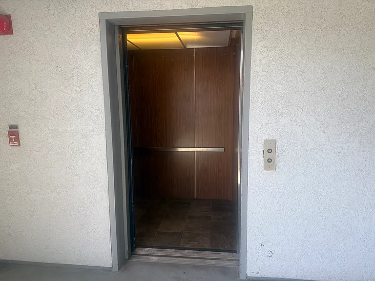 760 W 30th St #9 — Photo 5