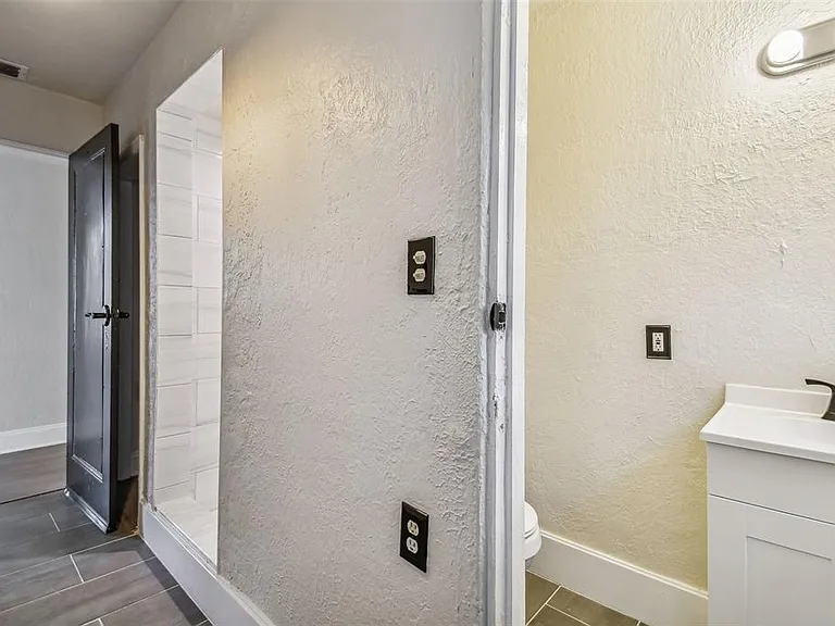 2102 W La Salle St — Photo 54