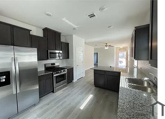 3 bed, 1600 sqft, $2,400 — Photo 3