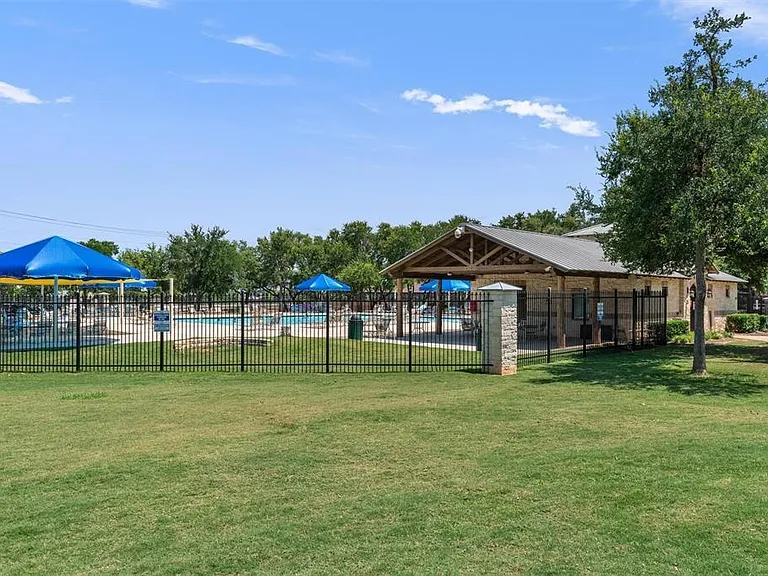 2202 Ezra Ct — Photo 33