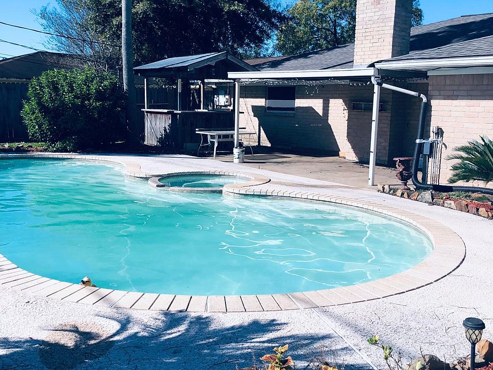 1st image of 902 S Kaufman Dr
