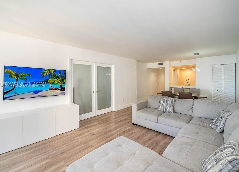 Venetia Condo — Photo 3