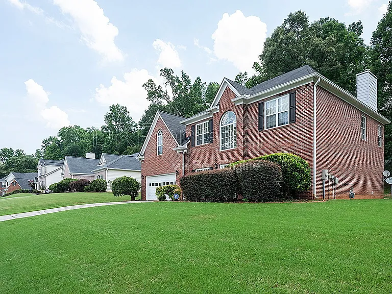 1540 Hampton Hollow Dr — Photo 2