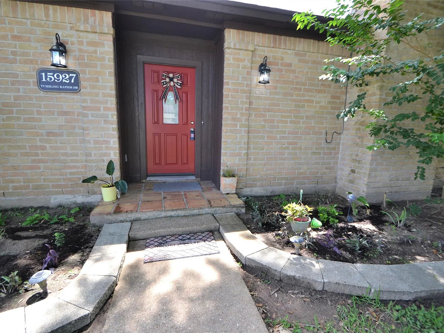 4 bed, 2.0 bath, 2025 sqft, $2,200 — Photo 2