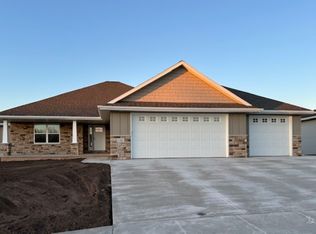 1761 Arbor Gate Ln, Green Bay, WI 54311