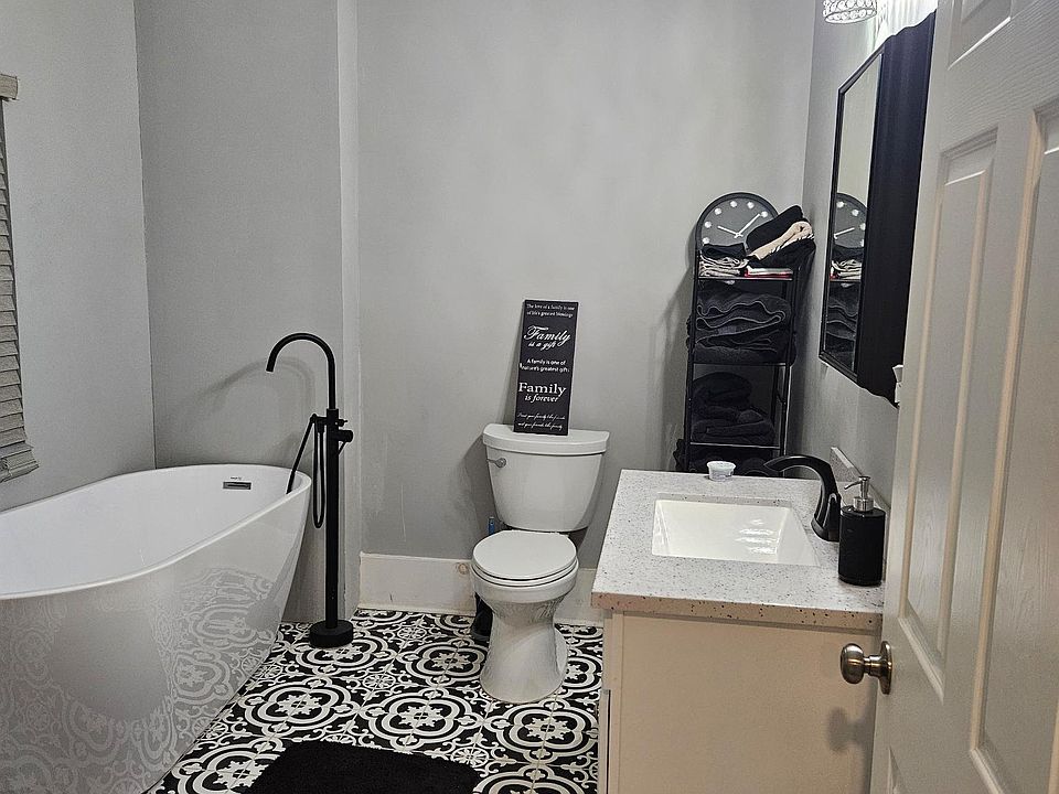 1st image of 1259 E Grand Blvd