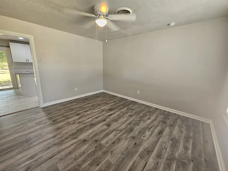 5314 NW Glenn Ave — Photo 2